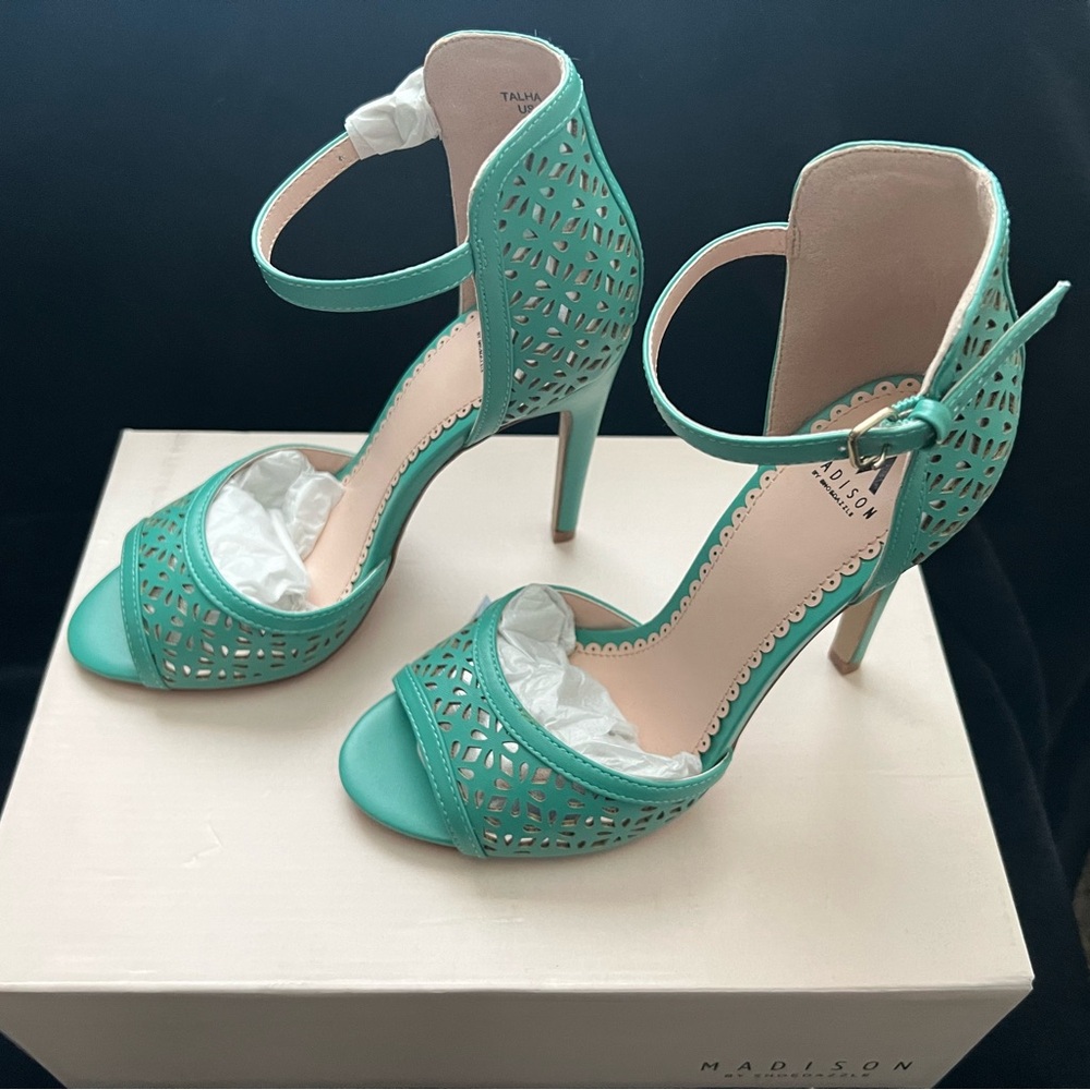 Madison By shoedazzle. heels size 7. Color: waterfall